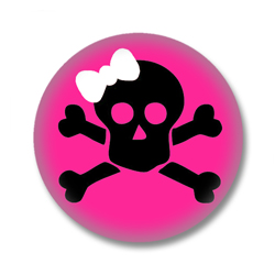 Button im Emo Style | Skull and Bones mit Schleife auf Pink